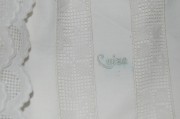 Detail weißes Unterhemd mit Spitzen und Monogramm Luise